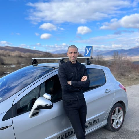 Николай Илиев до учебния автомобил